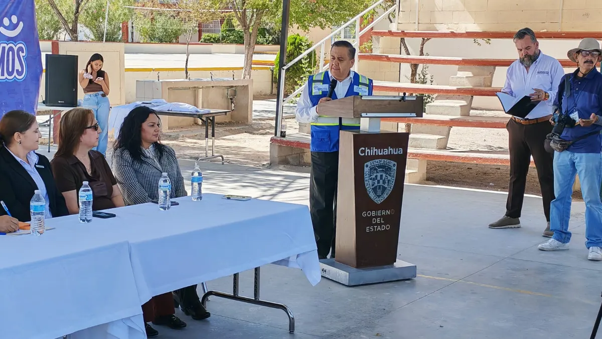 Reciben 10 escuelas de Juárez apoyo del Ichife tras lluvias