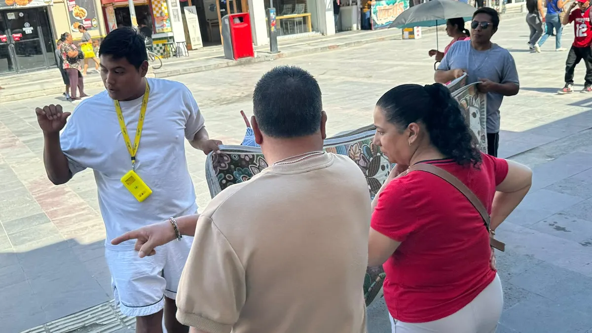Artesanos oaxaqueños ofrecen colchas tejidas a mano en el Centro de Juárez