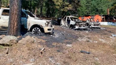 Investigan incendio que consumió 2 viviendas y 9 vehículos en Madera