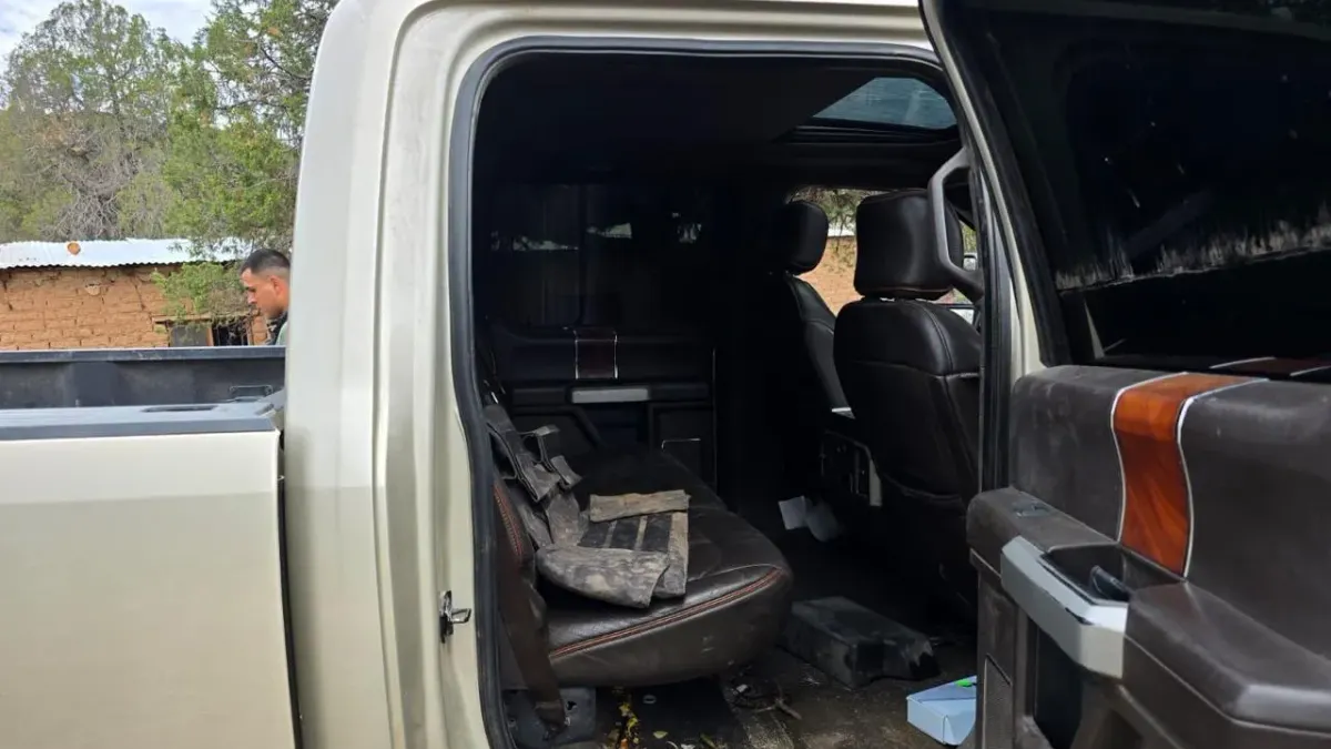 Aseguran dos camionetas robadas y equipo táctico en Chihuahua