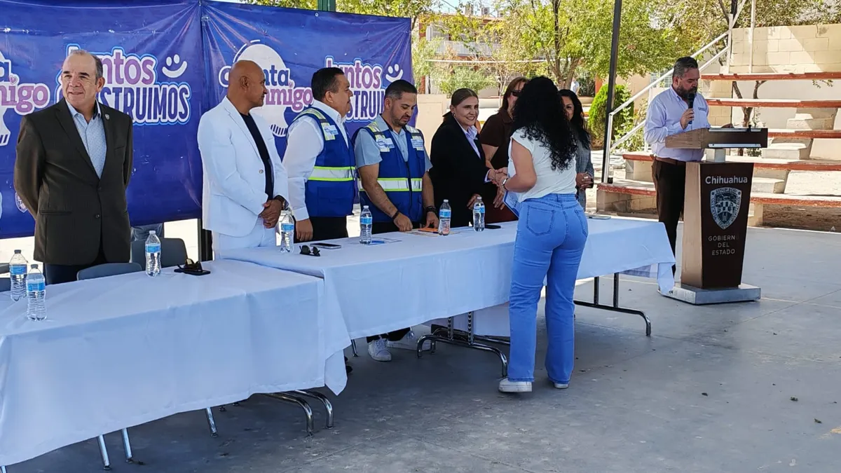 Reciben 10 escuelas de Juárez apoyo del Ichife tras lluvias