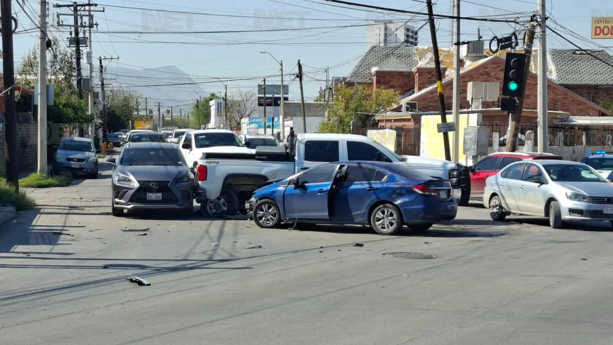 Chocan tres vehículos por confusión en semáforo de la Ejército Nacional