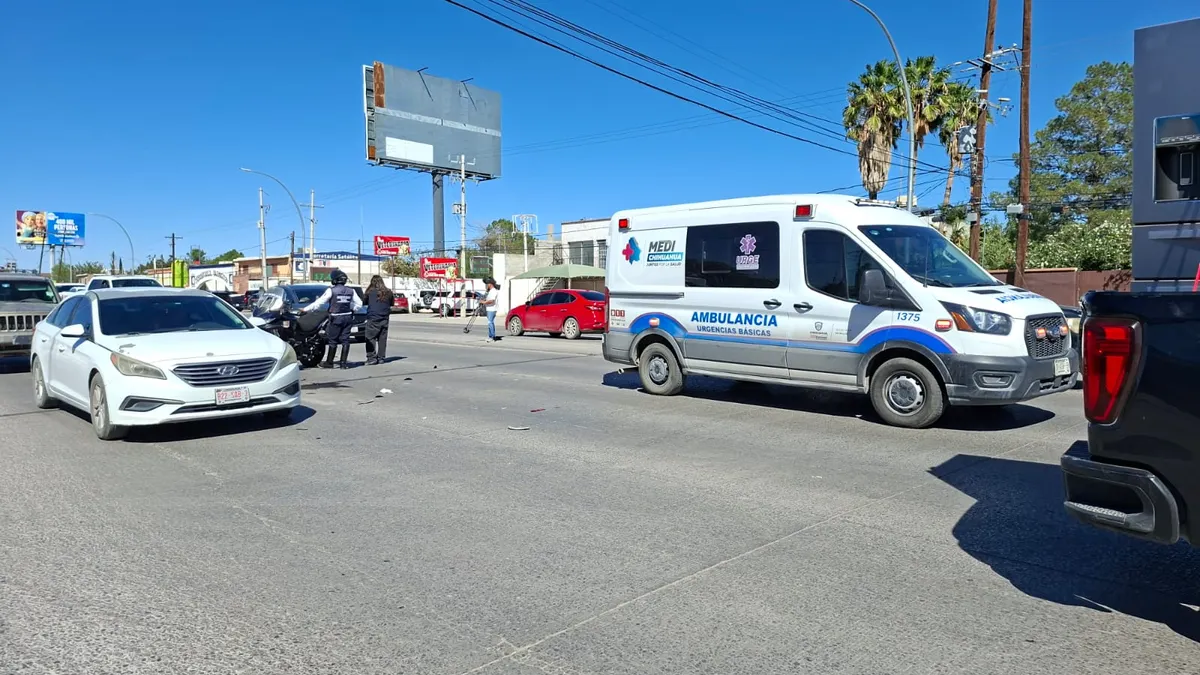 Choca motociclista contra camioneta que le cerró el paso en Satélite