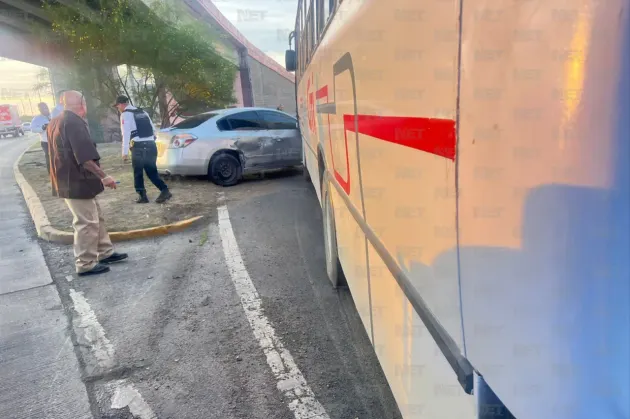 Camión de transporte choca contra auto en Juan Pablo II 