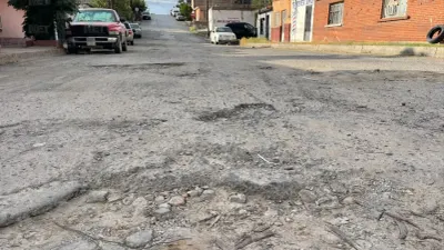 Vecinos solicitan rehabilitación de calle con baches severos en la San Antonio