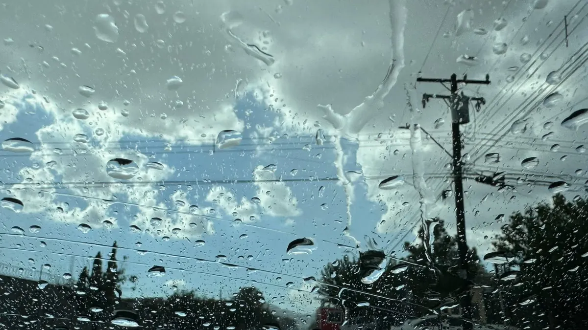 Lluvia inesperada deja encharcamientos en el sur de Juárez