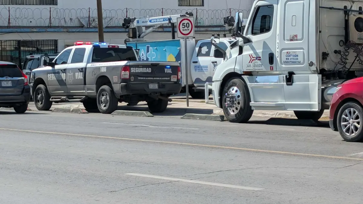 Tractocamión engancha cables y tira poste en la colonia Partido Romero