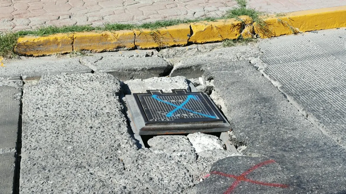 Registro dañado en la J. Bermúdez pone en riesgo a conductores