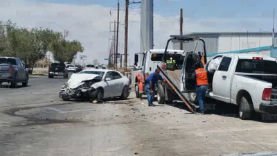 Choque entre unidad de CFE y auto deja dos lesionados en la Panamericana