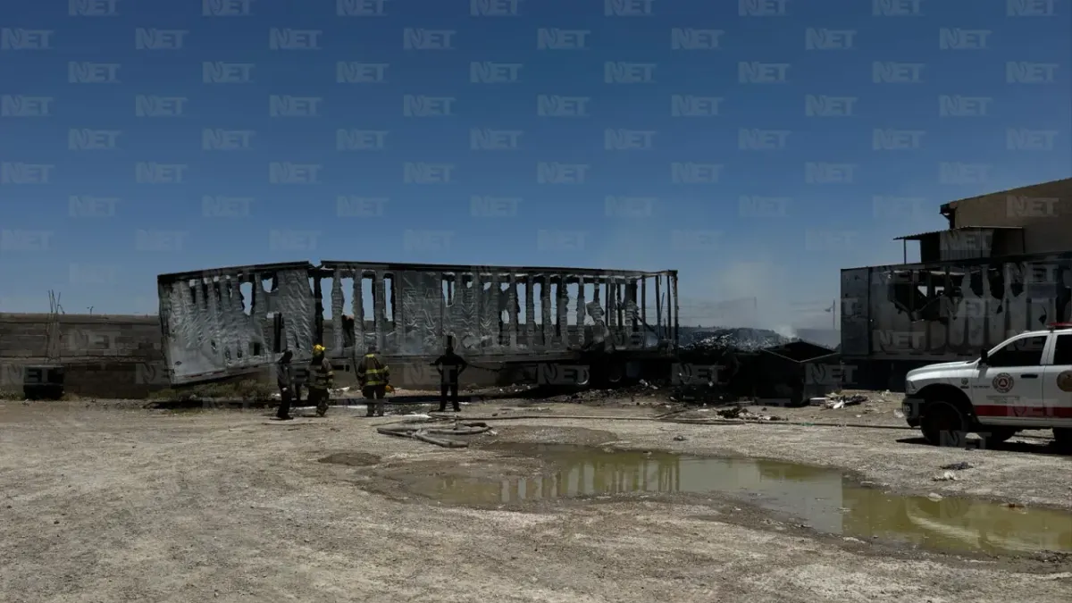 Incendio consume dos cajas de tráiler en la Panamericana