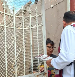 Entregan volantes con medidas preventivas ante lluvias en el norponiente de Juárez