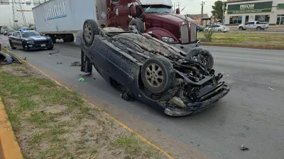 Vuelca automovilista en la De las Torres tras impactar banqueta y poste