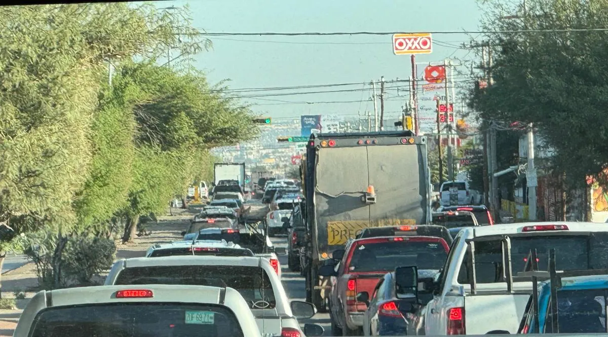 Cierran tramo de Las Torres y caos vial se extiende por avenidas principales