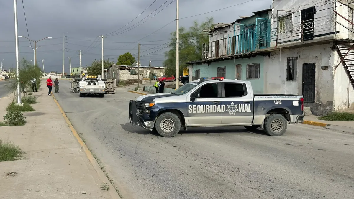 Vuelca camioneta cargada con pollos tras choque en Municipio Libre