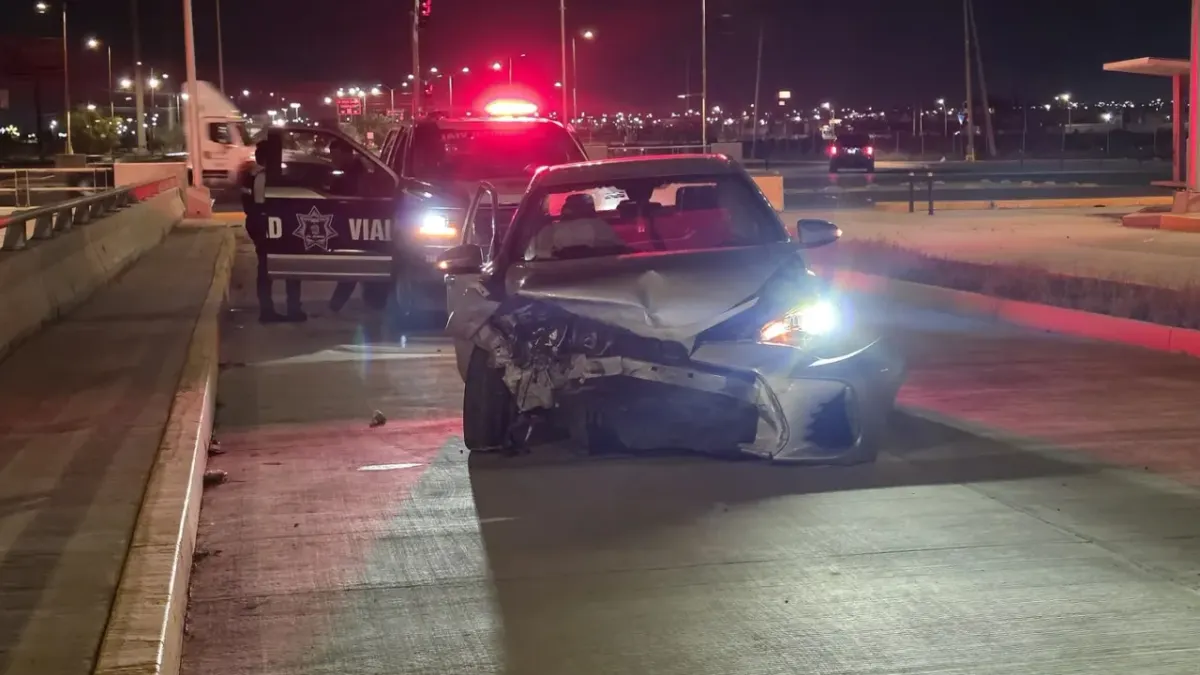 Conductor ebrio choca y destroza muro al intentar ganarle al semáforo