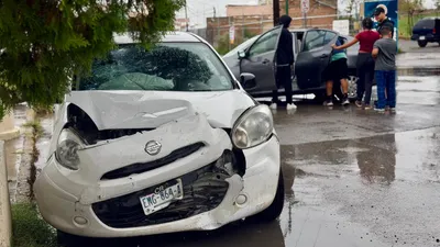 Deja lluvia semáforos apagados y provoca choque en la Vicente Guerrero