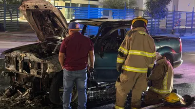 Incendio de camioneta moviliza a Bomberos en Ciudad Juárez