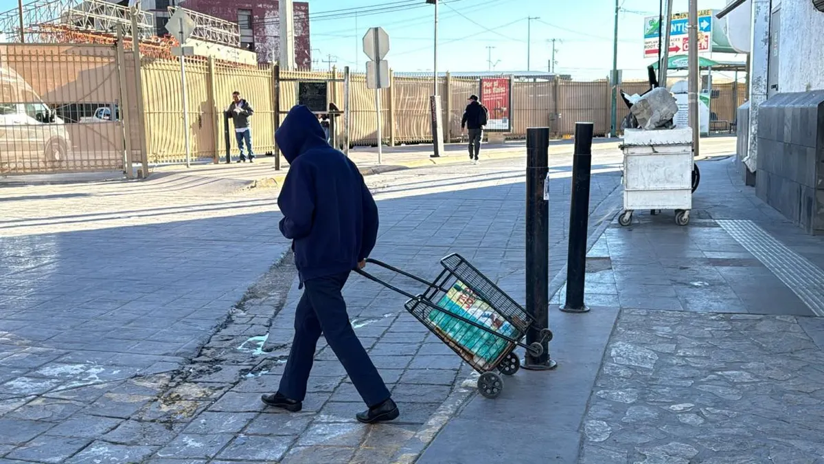Salen juarenses bien abrigados ante el descenso de temperaturas este sábado