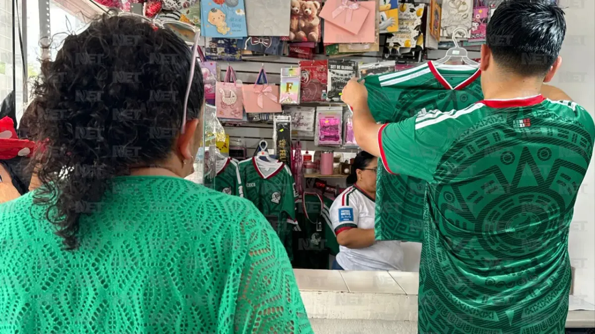 Compran aficionados jerseys y botanas antes del debut de México en el Mundial