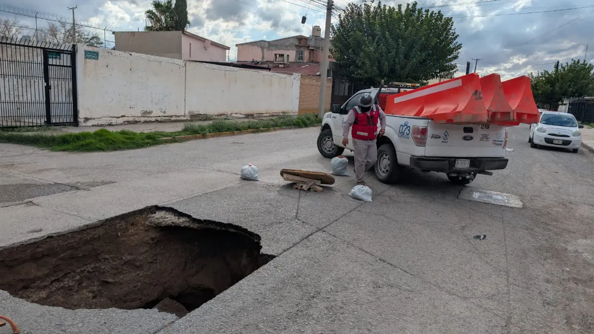 Se abre socavón en cruce de Zempoala y Sicomoros, cerca de Pueblito Mexicano