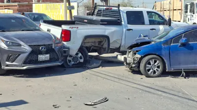 Chocan tres vehículos por confusión en semáforo de la Ejército Nacional