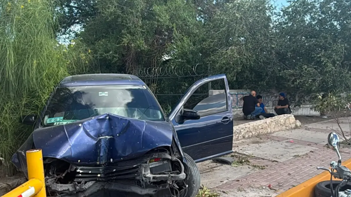 Pierde control del volante y choca contra barrera de contención en la J. Bermúdez