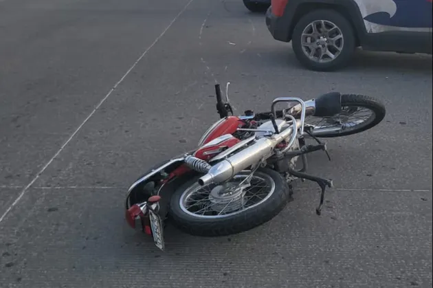 Camioneta de seguridad privada lesiona a motociclista en choque y se da a la fuga