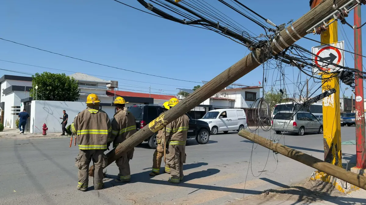 Tractocamión engancha cables y tira poste en la colonia Partido Romero