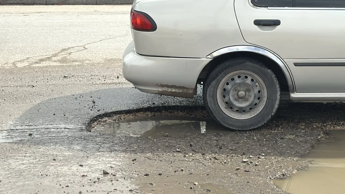 Reportan comerciantes baches ocultos bajo charcos en Valle del Cedro