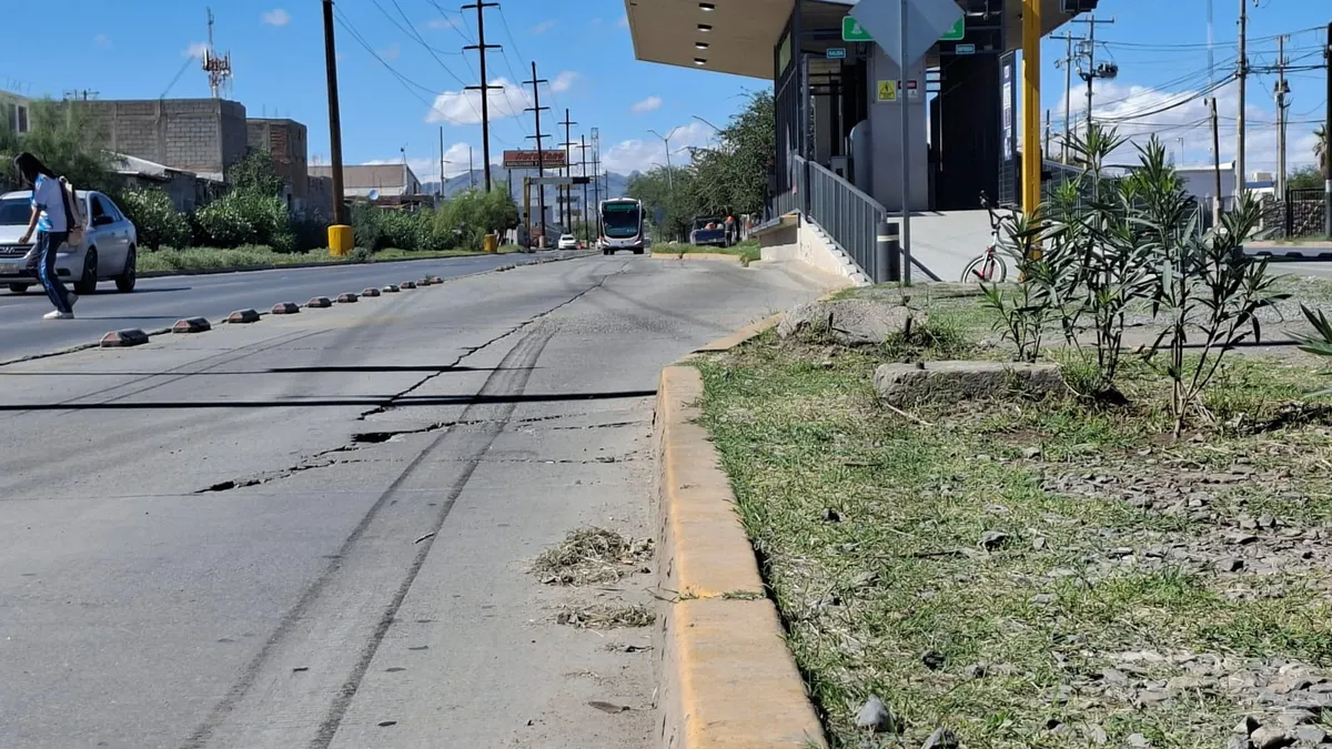 Atropella patrulla a peatón en carril confinado del BRT en Zaragoza