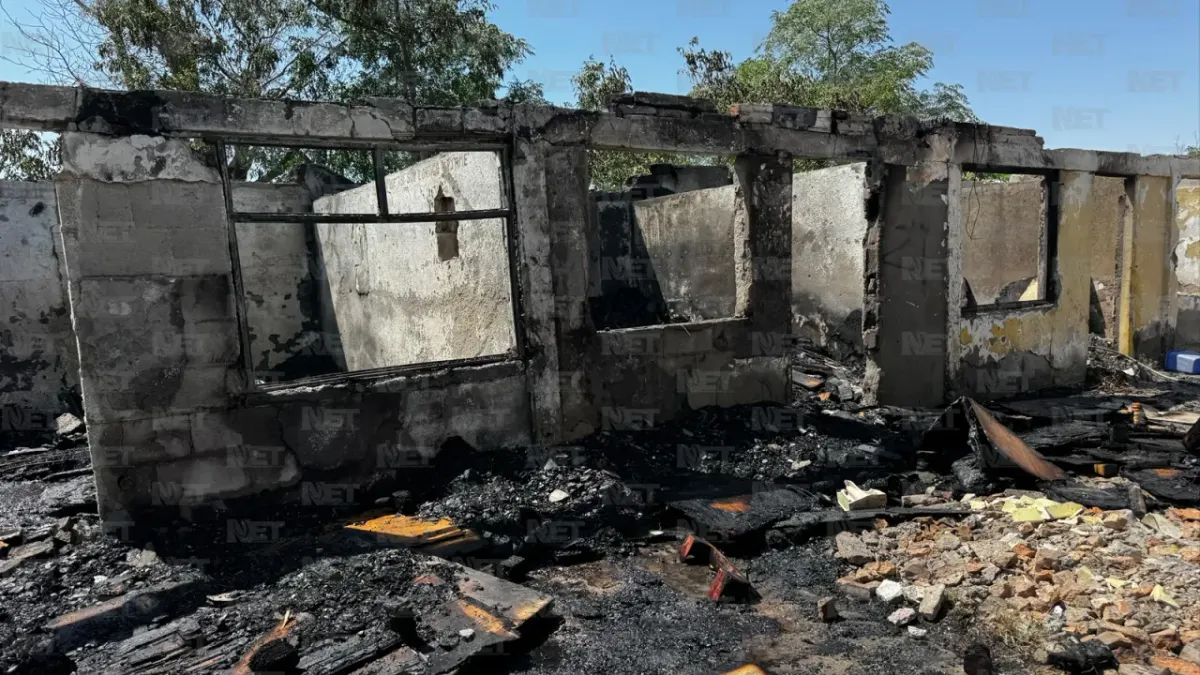 Incendio moviliza a Bomberos en la colonia Azteca