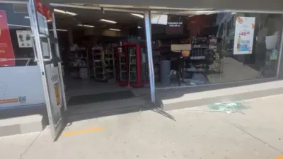 Pisó el acelerador en lugar del freno y chocó contra Oxxo