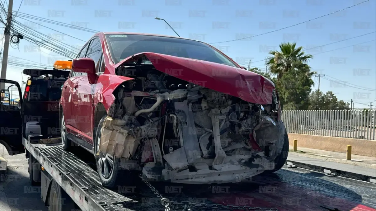 Chocan Juárez Bus y dos vehículos en la Tecnológico
