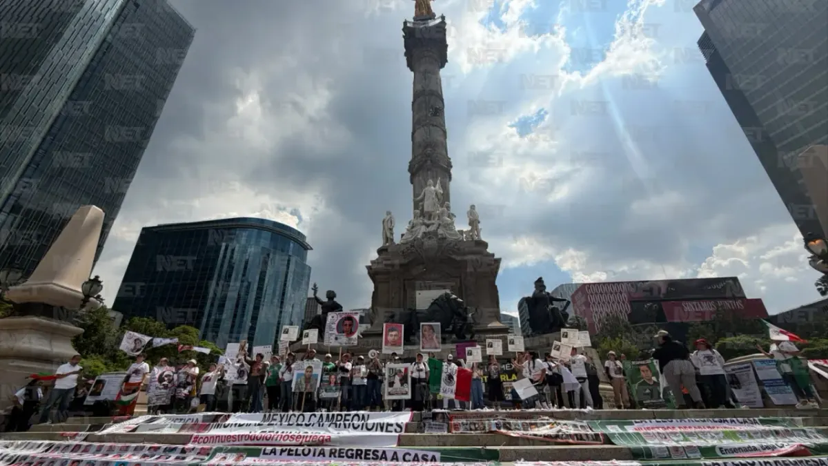 Colocan colectivos fichas de desaparecidos en el Ángel de la Independencia