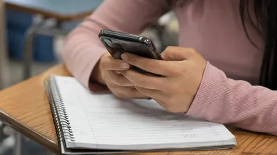 Abre SEP debate nacional para regular uso de IA y celulares en escuelas