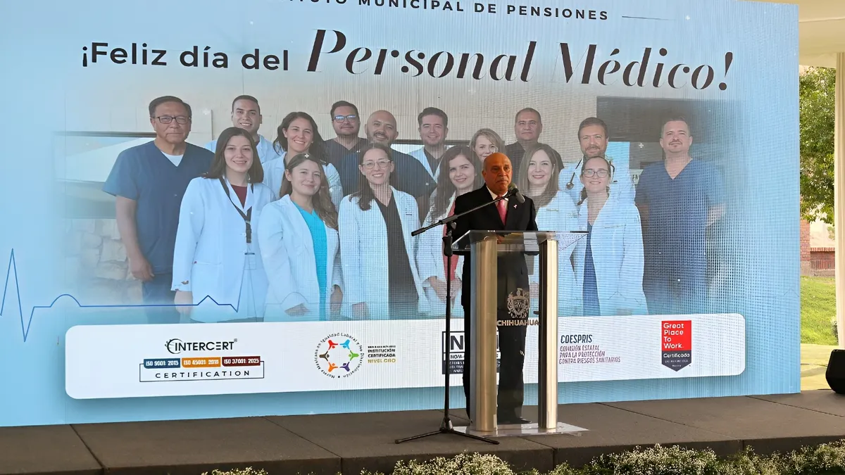 Entregan Premio al Mérito Médico a doctora del IMPE en Chihuahua