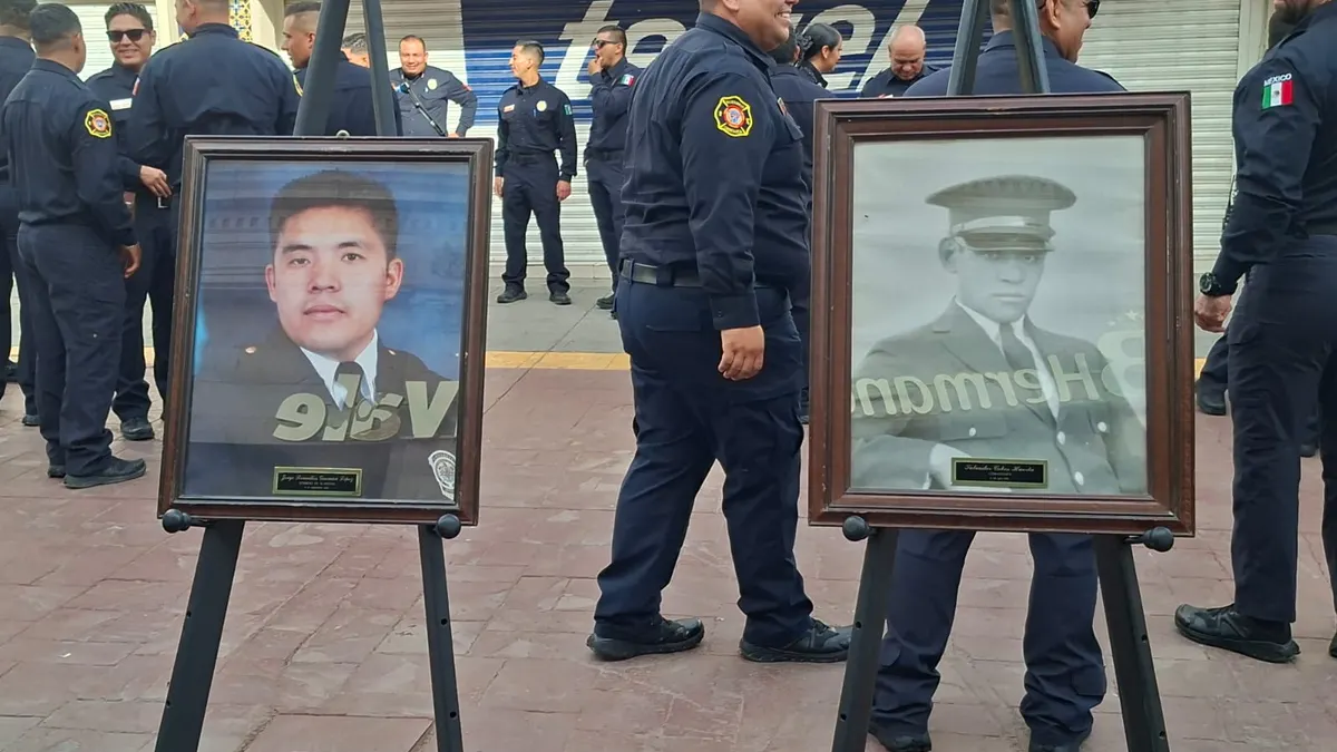 Rinden homenaje a bomberos caídos en incendio del Centro de Chihuahua hace 20 años