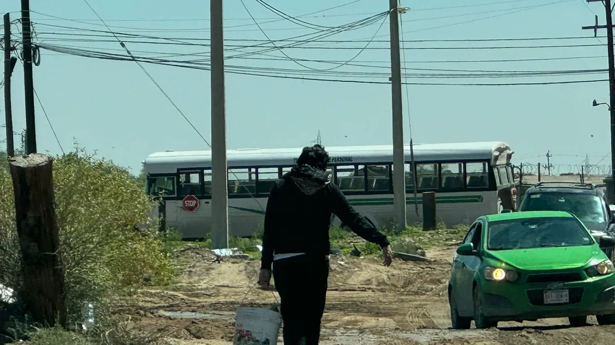 Reparan calles de terracería en El Sauzal por iniciativa de particulares