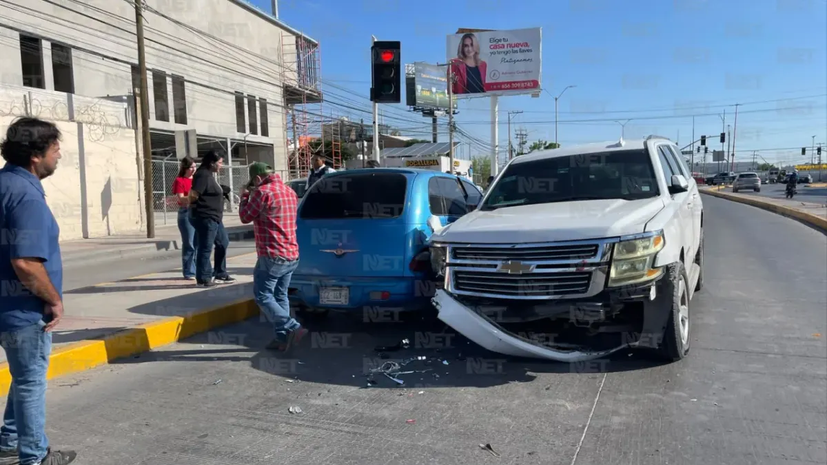 Choque frontal en avenida Bermúdez y Gómez Morín deja daños materiales