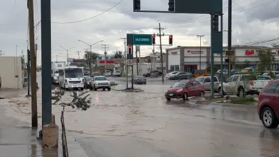 Se registran encharcamientos en avenida de los Aztecas y calle Cemento