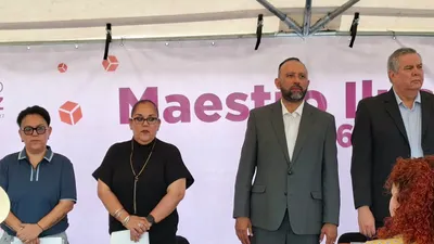 Honran a Silvia Socorro Terrazas con placa en la Rotonda del Maestro Ilustre