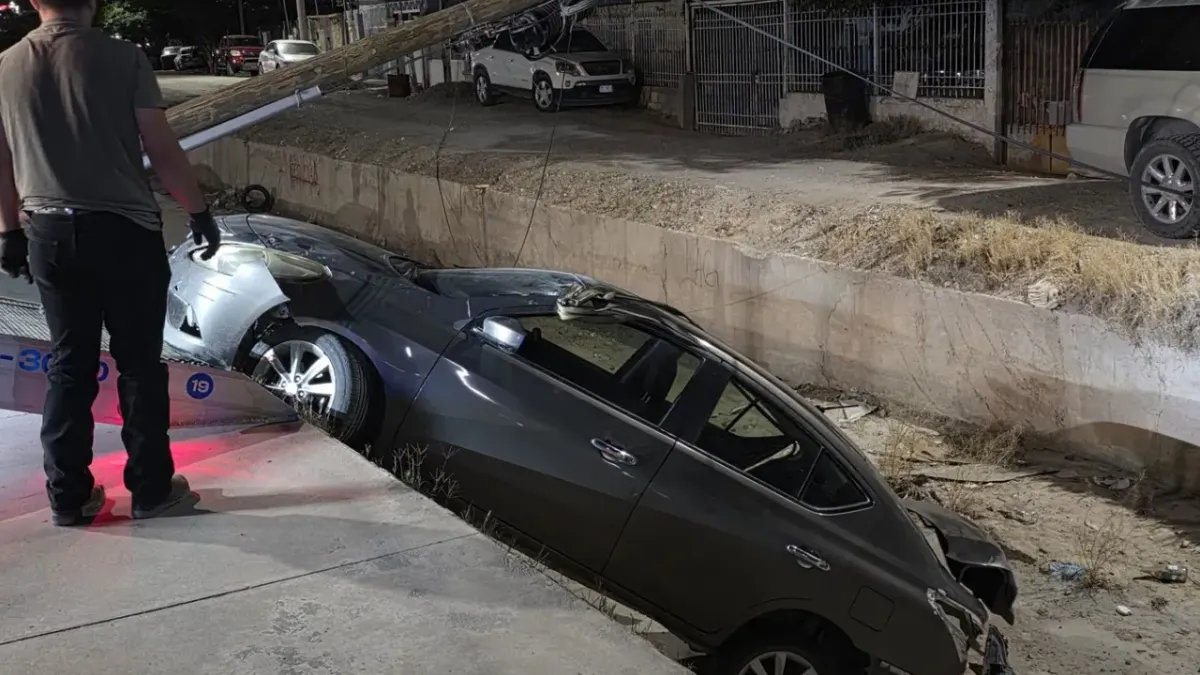 Camioneta pega por detrás a Versa, lo manda a canal y se da a la fuga