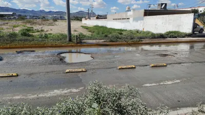 Baches de gran tamaño complican circulación en eje vial Juan Gabriel