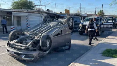 Conductor choca auto estacionado, vuelca y huye en la Morelos