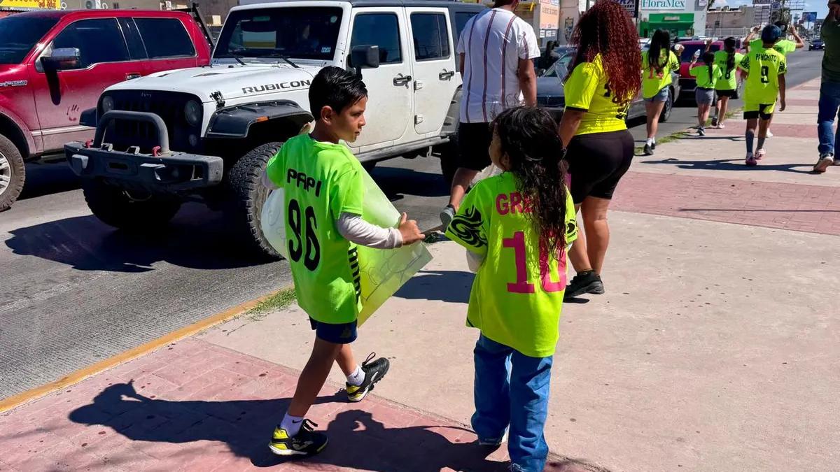 ¡Ayúdalos a cumplir su sueño! Niños venden agua para ir a torneo