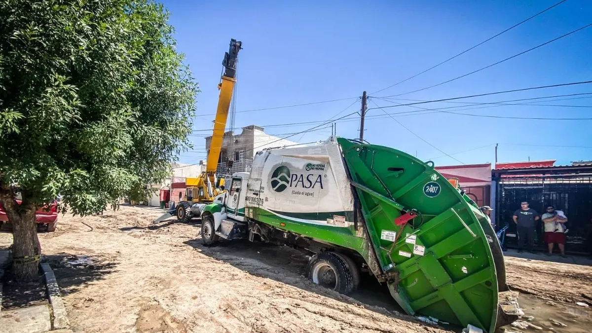 Extraen camión de PASA y grúa que quedaron atascados