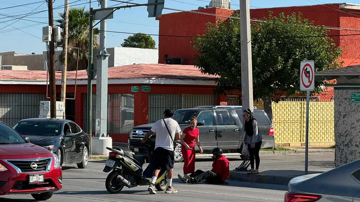 Conductora choca contra motociclista y lo lesiona en la López Mateos