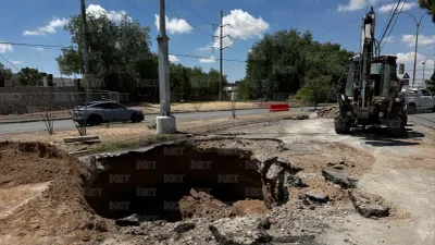 Cae vehículo en socavón de cinco metros sobre la Tomás Fernández