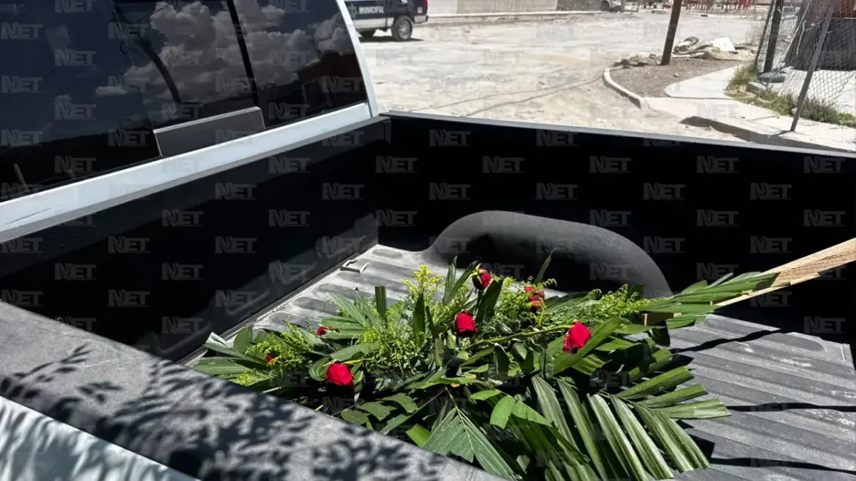 Dejan corona fúnebre con amenaza afuera de vivienda en Las Gladiolas