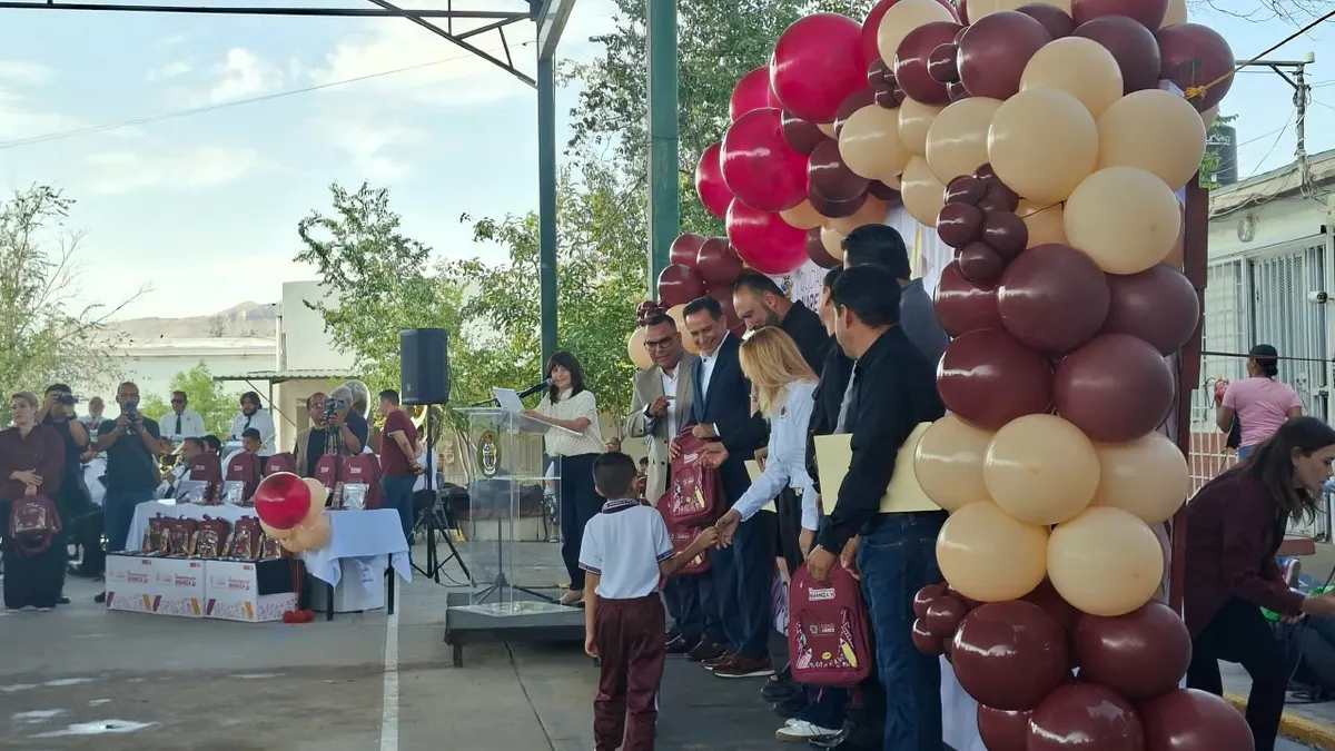 Entregan mochilas y útiles escolares en primaria de Anapra